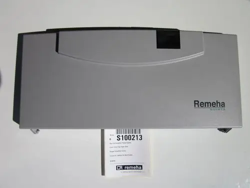 Grauer Plastikdeckel für das Schaltfeld von Remeha. Auf dem Deckel befindet sich das Markenlogo und eine Artikelnummer ist neben dem Produkt abgebildet.